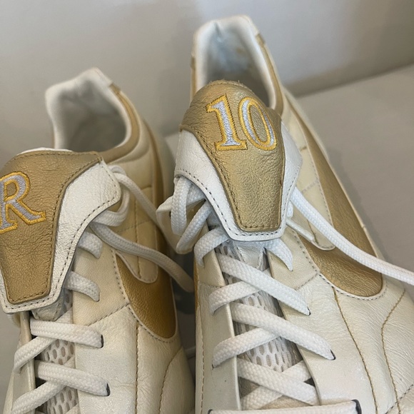 This is the original Nike Air Legend Tiempo Ronaldinho boot US10 - Picture 5 of 10